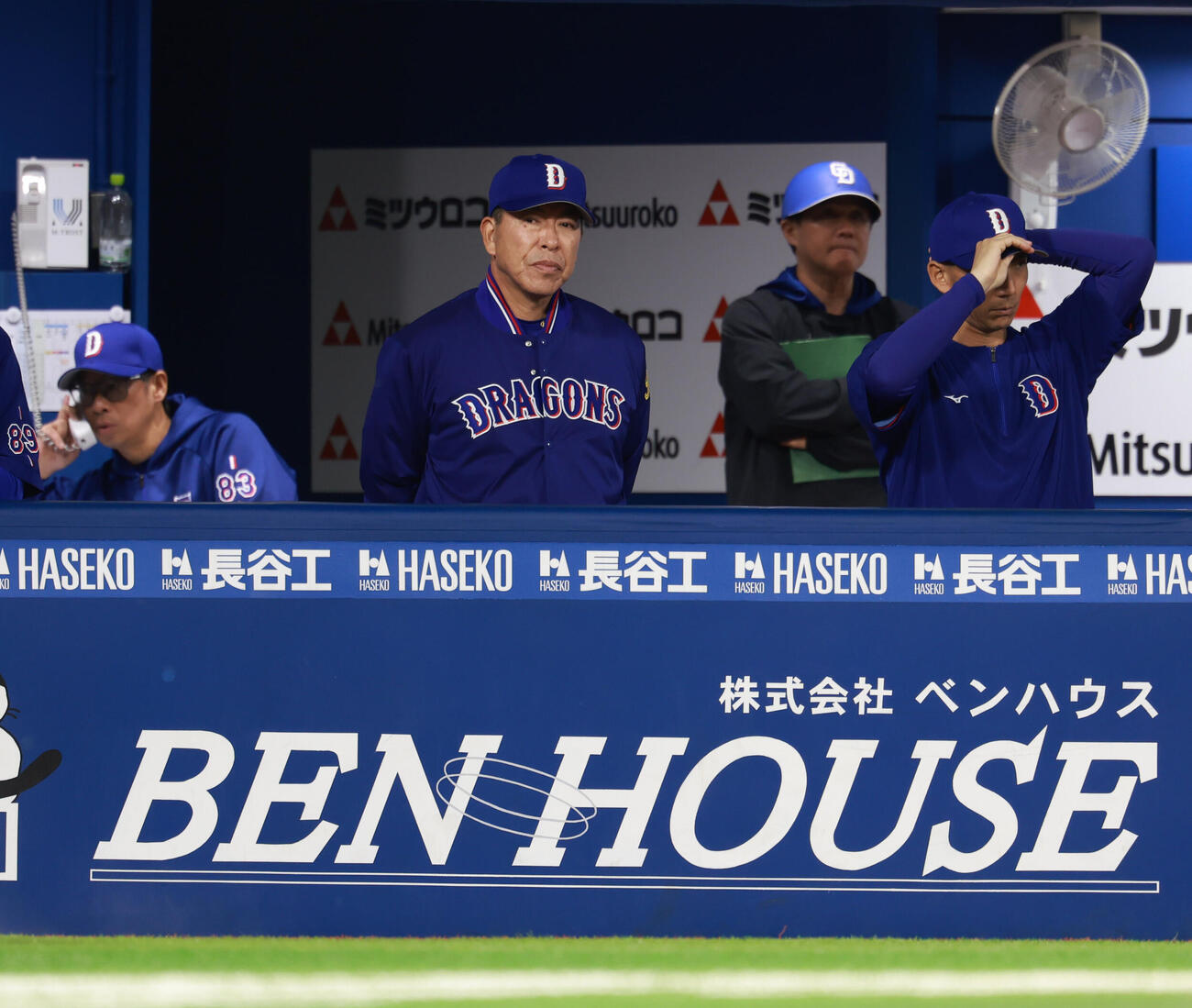 DeNA対中日　渋い表情で戦況を見守る中日井上一樹監督（撮影・水谷安孝）