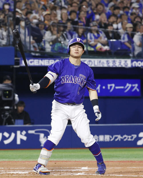 6回、2死満塁の好機に空振り三振に倒れた中日・村松（共同）