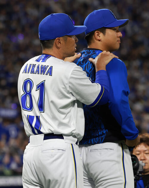 DeNA対中日　プロ初勝利を挙げ相川亮二監督（左）からねぎらわれる島田舜也（撮影・水谷安孝）
