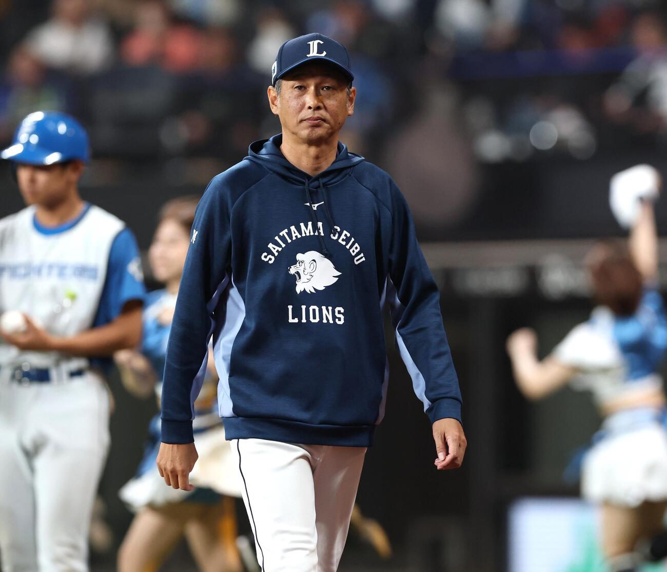 日本ハム対西武　選手交代を告げる西口文也監督（撮影・黒川智章）