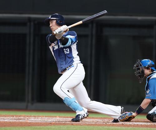 日本ハム対西武 7回表西武2死一、二塁、2点適時二塁打を放つ長谷川信哉(撮影・黒川智章)