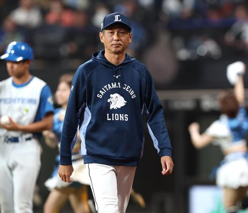 日本ハム対西武 選手交代を告げる西口文也監督(撮影・黒川智章)