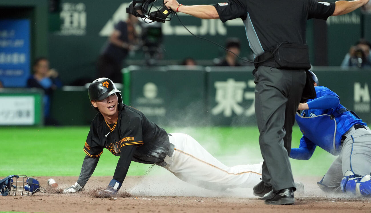 巨人対DeNA 7回裏巨人1死一、三塁、ボビー・ダルベックの投ゴロ野選で生還する平山功太（撮影・たえ見朱実）