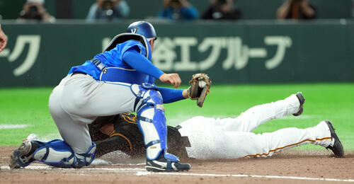巨人対DeNA 7回裏巨人1死一、三塁、ボビー・ダルベックの投ゴロ野選で生還する平山功太（撮影・たえ見朱実）