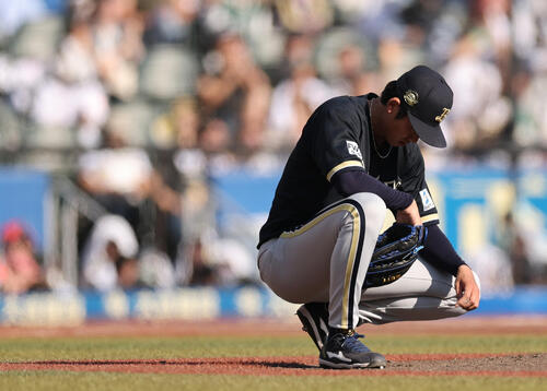 ロッテ対オリックス　6回裏ロッテ2死一、三塁、ネフタリ・ソトに3点本塁打を許しがっくりする曽谷龍平（撮影・野上伸悟）