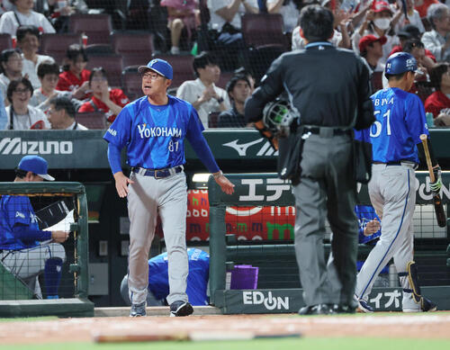 広島対DeNA 5回表終了時、交代を告げるDeNA相川亮二監督　（撮影・加藤孝規）