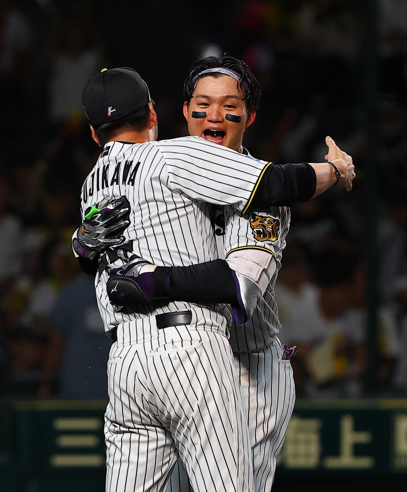 阪神対中日　9回裏阪神無死、サヨナラ本塁打を放った森下翔太（右）は藤川球児監督と抱き合って喜ぶ（撮影・上田博志）