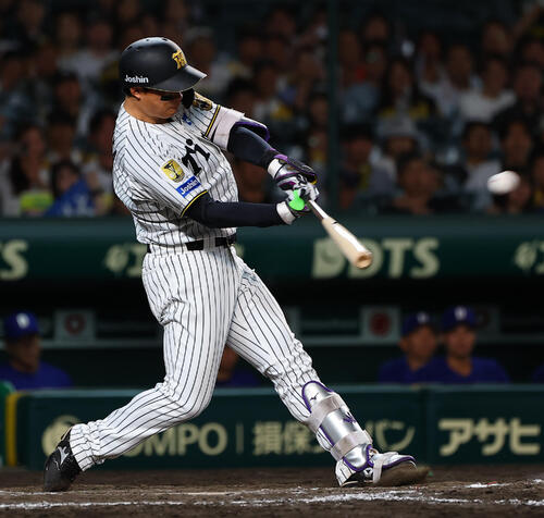 阪神対中日　9回裏阪神無死、森下翔太はサヨナラ本塁打を放つ（上田博志）