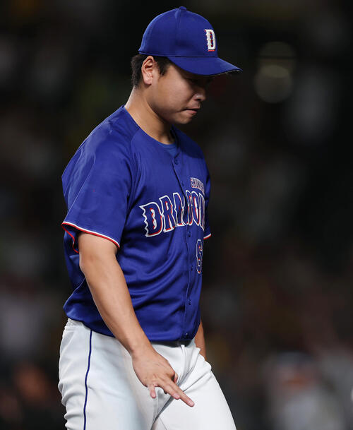 阪神対中日　9回裏阪神無死、森下翔太にサヨナラ本塁打を浴び引き揚げる牧野憲伸（撮影・前田充）
