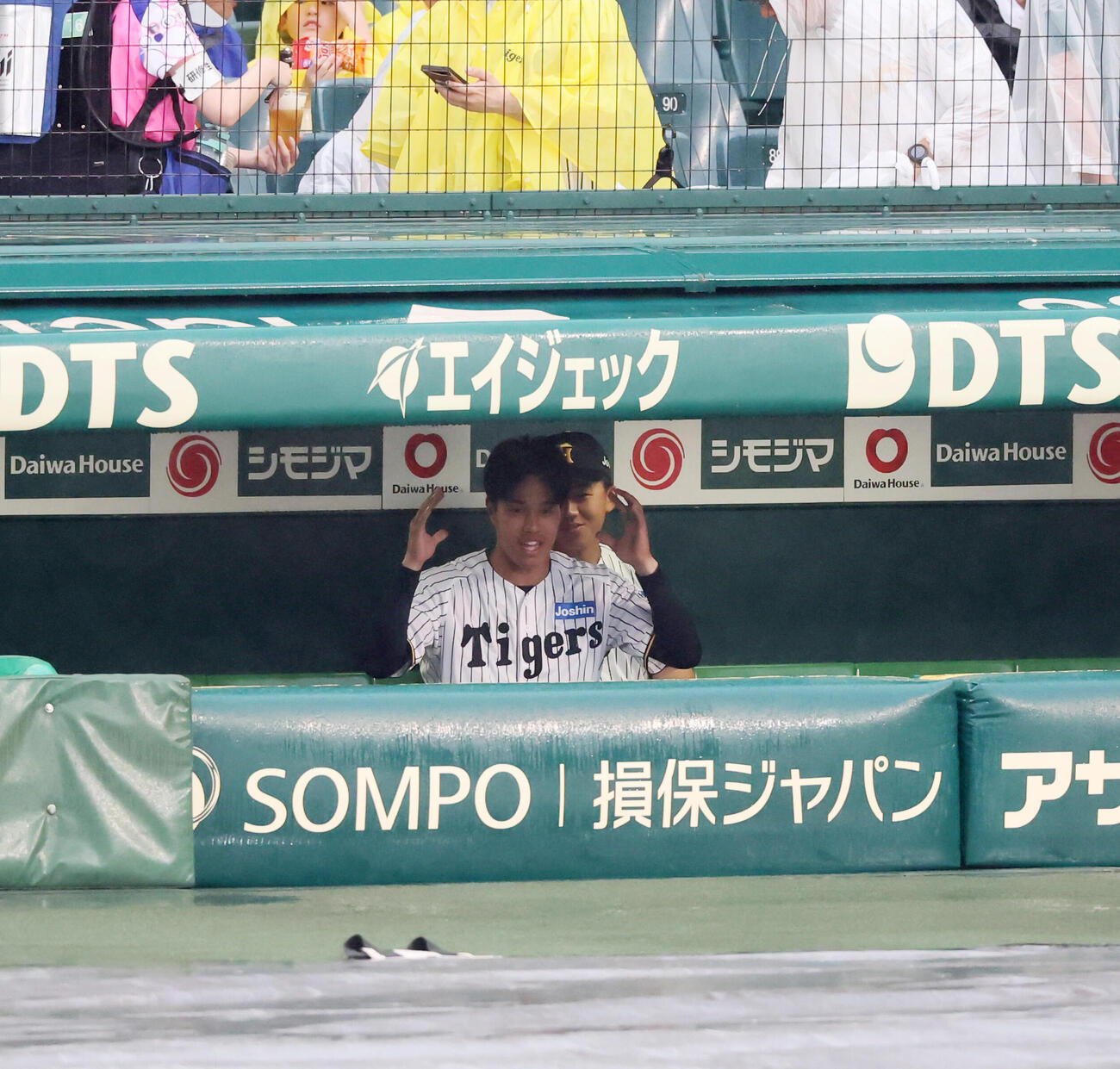 阪神対中日　ベンチの中で試合開始を待つ阪神岡城快生（左）と立石正広（撮影・加藤哉）