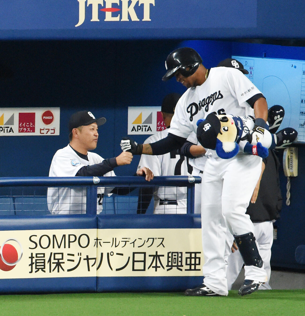 決勝本塁打を放ったビシエド（右）を笑顔で迎える谷繁監督（2016年5月撮影）