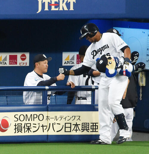 決勝本塁打を放ったビシエド（右）を笑顔で迎える谷繁監督（2016年5月撮影）
