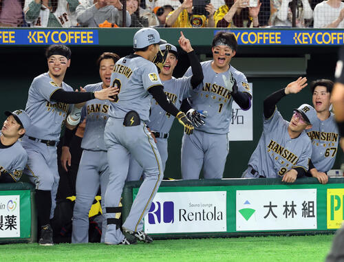 巨人対阪神　5回表阪神2死一塁、プロ初本塁打を放った立石正広（手前）を笑顔で出迎える森下翔太ら阪神ナイン（撮影・浅見桂子）