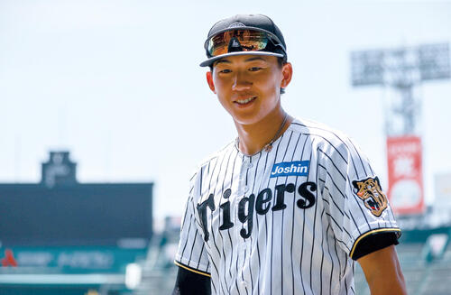 甲子園球場でリラックスした表情を見せる阪神立石正広（撮影・上山淳一）
