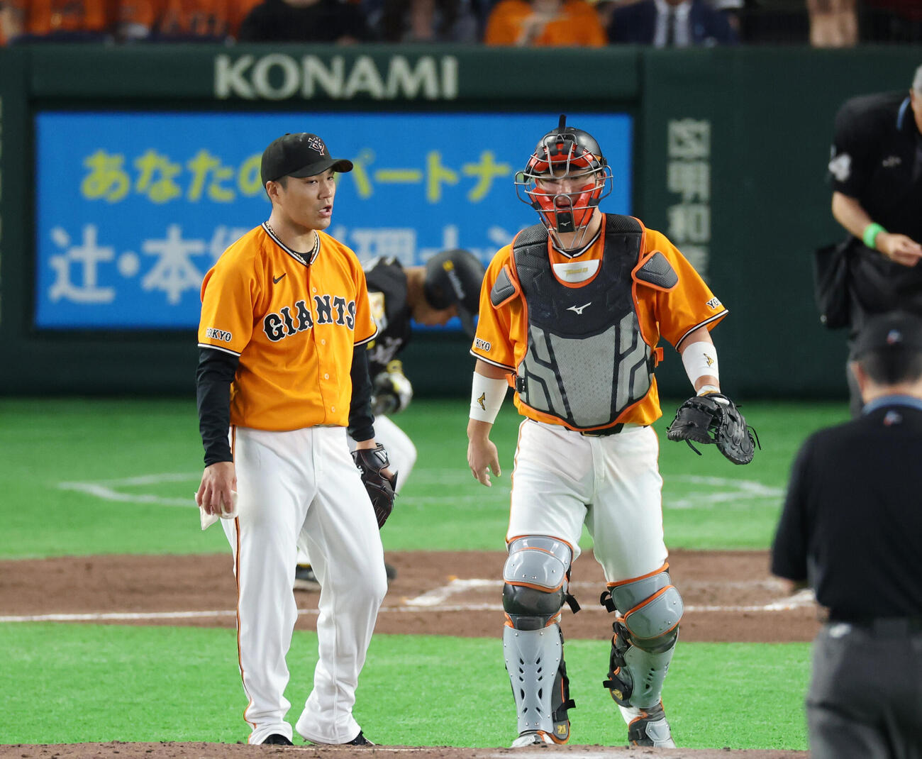 巨人対ソフトバンク　3回表ソフトバンク1死、話をする大城卓三（右）と則本昂大（撮影・増田悦実）