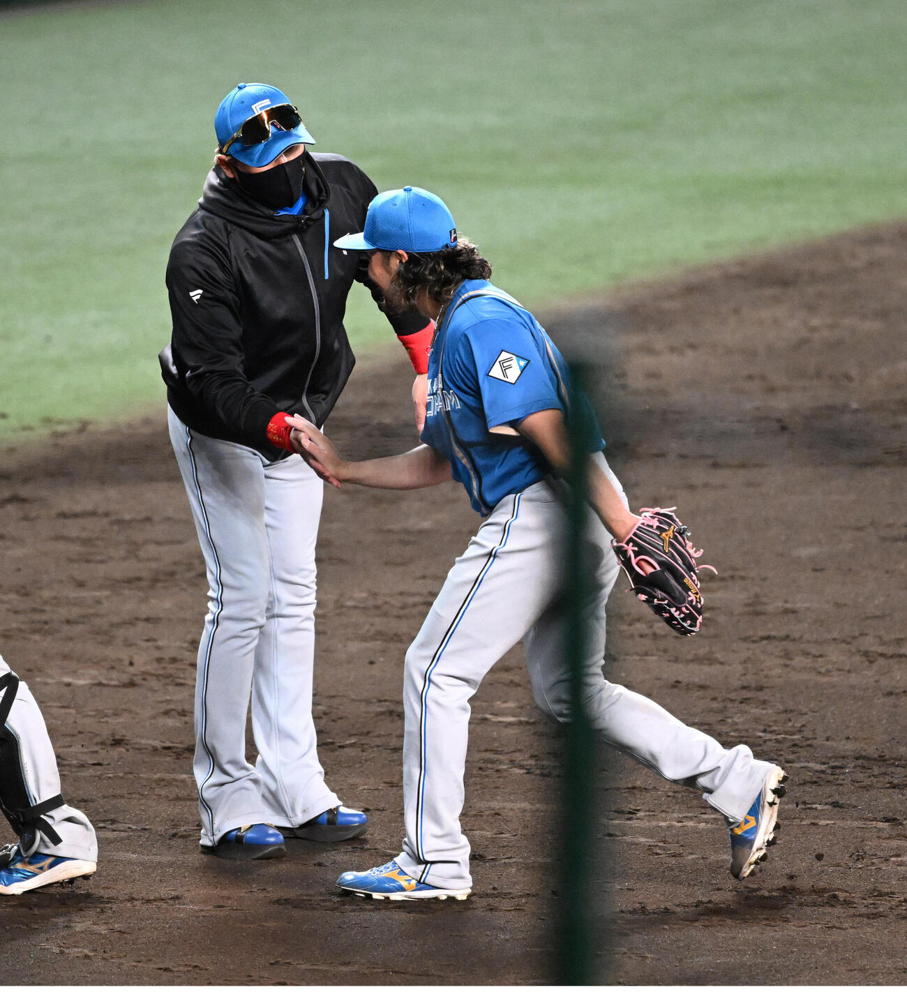 阪神対日本ハム　阪神に勝利し監督通算300勝を達成、完封勝利の伊藤大海（右）を迎える日本ハム新庄剛志監督（撮影・和賀正仁）