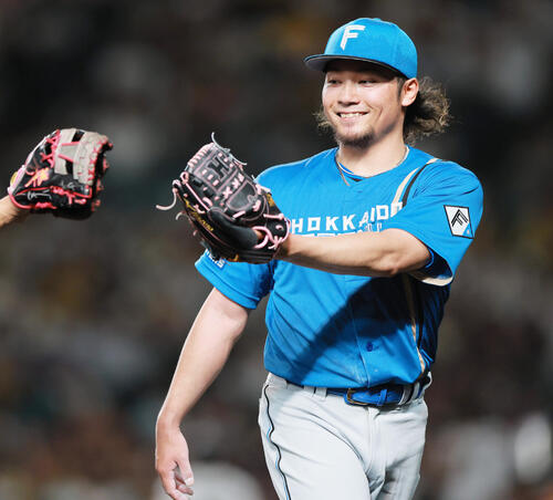 セ・パ交流戦　阪神対日本ハム1回戦　5回を投げ終え笑顔でベンチへ引き揚げる伊藤大海（撮影・上山淳一）