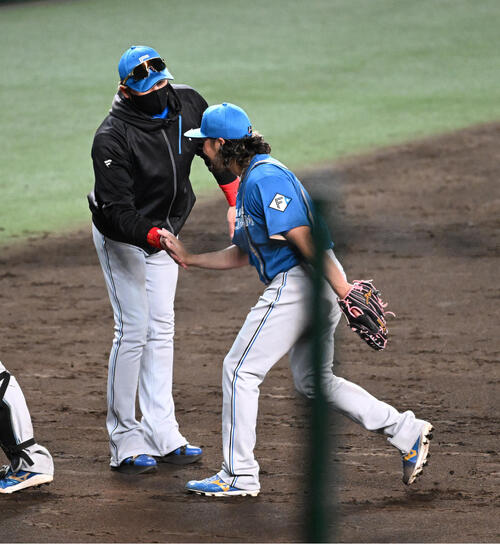 阪神対日本ハム　阪神に勝利し監督通算300勝を達成、完封勝利の伊藤大海（右）を迎える日本ハム新庄剛志監督（撮影・和賀正仁）