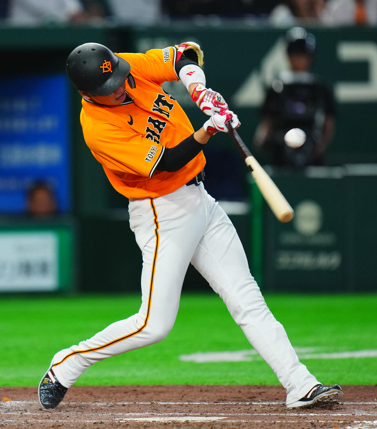交流戦　巨人対ソフトバンク　3回表巨人無死一、二塁、中前打を放つ坂本勇人（撮影・垰建太）