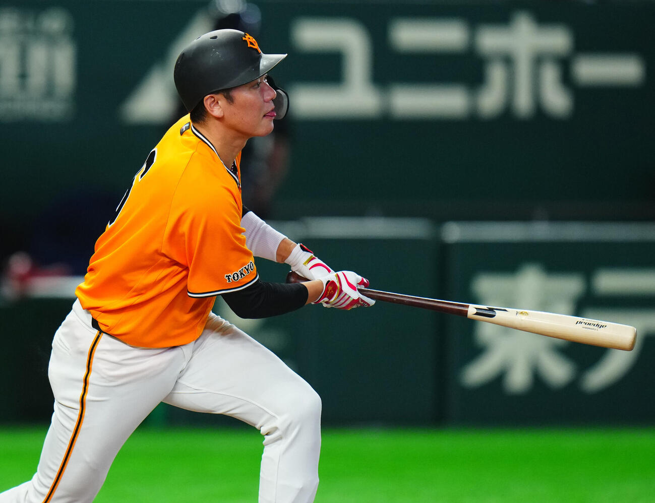 交流戦　巨人対ソフトバンク　3回表巨人無死一、二塁、中前打を放つ坂本勇人（撮影・垰建太）
