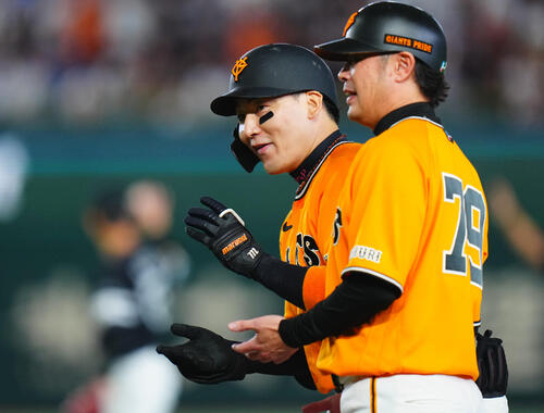 交流戦　巨人対ソフトバンク　3回表巨人1死一、三塁、適時打を放ちベンチに笑顔を見せる丸佳浩（撮影・垰建太）