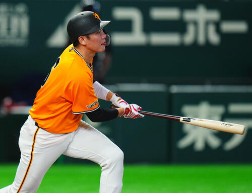 交流戦　巨人対ソフトバンク　3回表巨人無死一、二塁、中前打を放つ坂本勇人（撮影・垰建太）