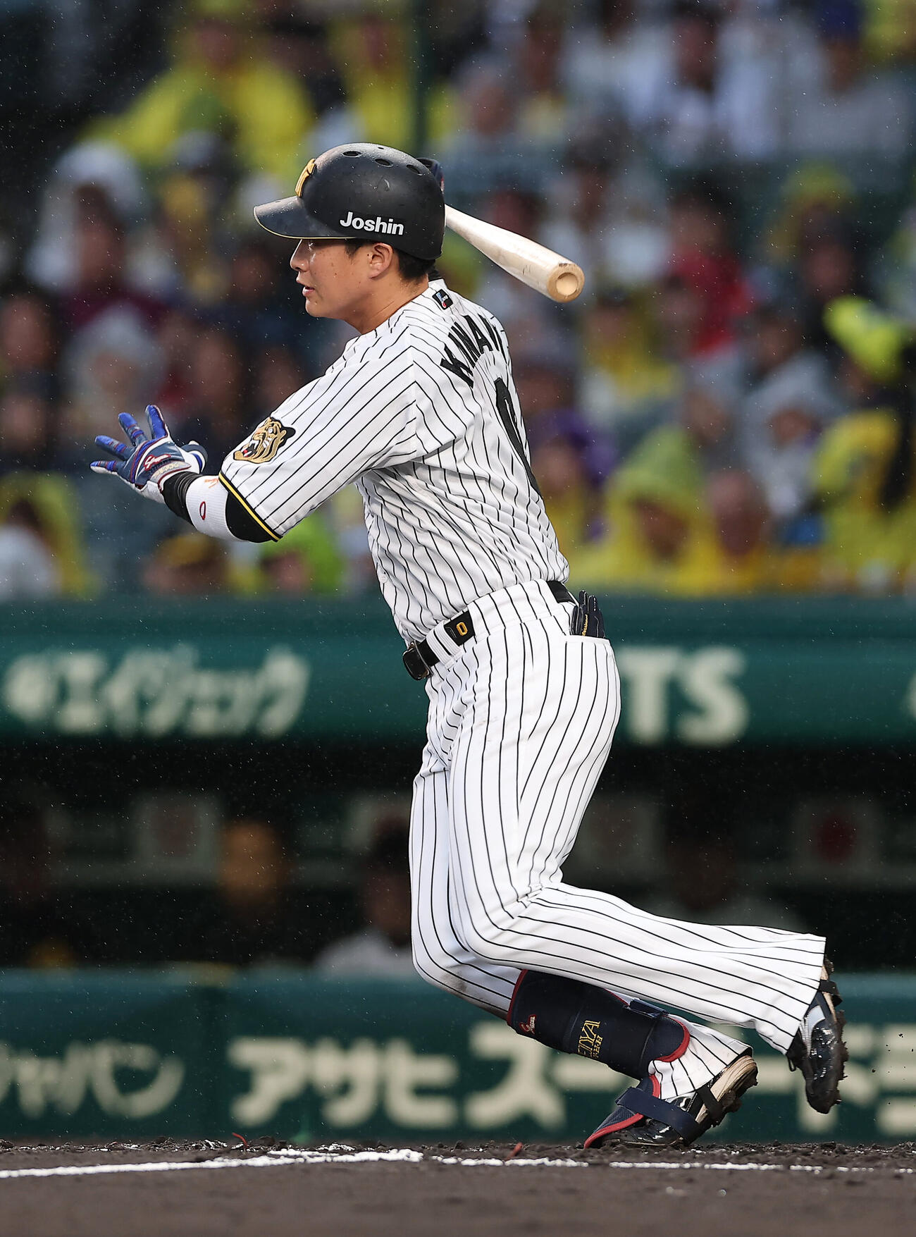 阪神対日本ハム　2回裏阪神2死、右翼線へ二塁打を放つ木浪聖也（撮影・前田充）