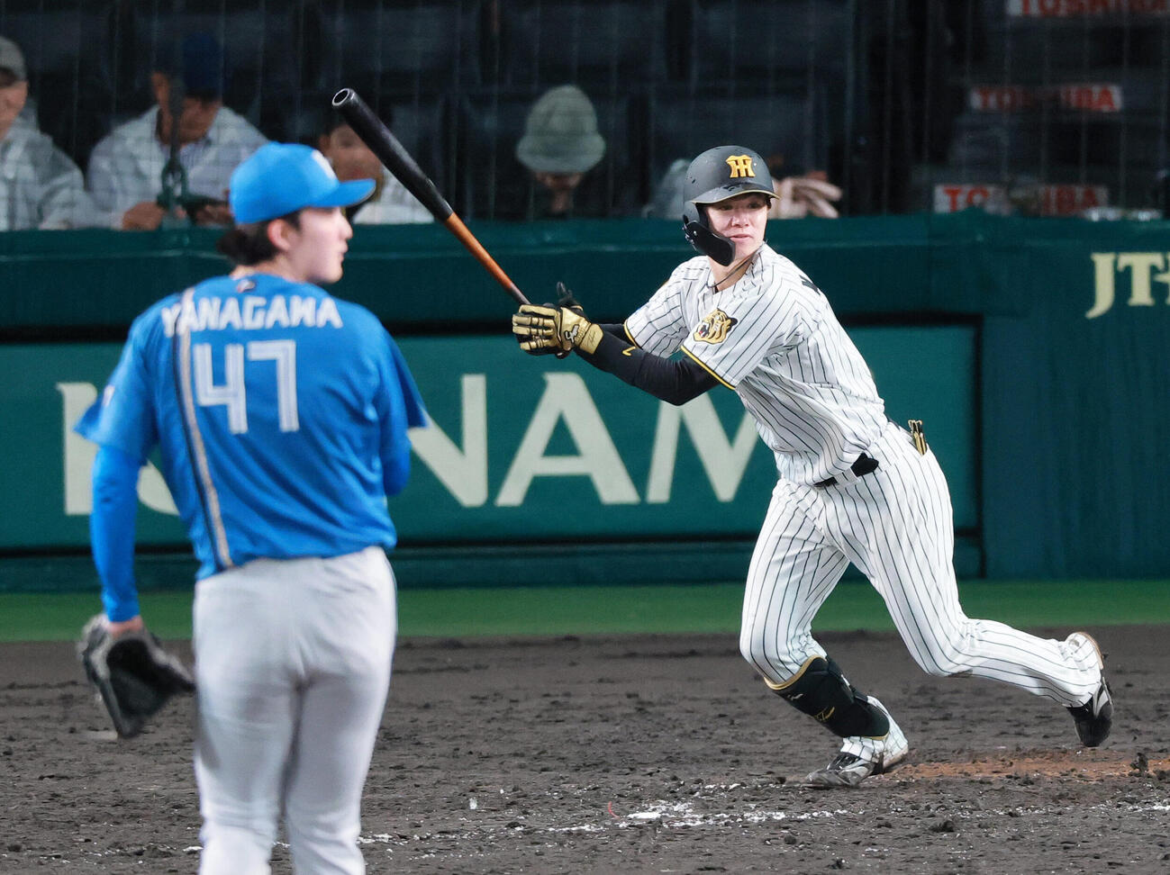 セ・パ交流戦　阪神対日本ハム2回戦　阪神対日本ハム　9回裏阪神2死、中野拓夢は安打を放つ。投手柳川大晟（撮影・上山淳一）