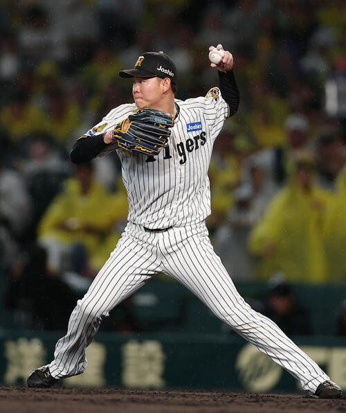 阪神対日本ハム　7回表日本ハム無死一塁、進藤勇也のバントを処理し二塁へ送球する及川雅貴（撮影・前田充）