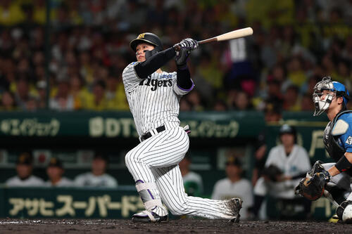 阪神対日本ハム　5回裏阪神2死、左越え本塁打を放つ森下翔太（撮影・前田充）