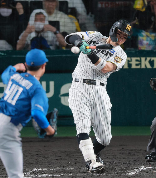 セ・パ交流戦　阪神対日本ハム2回戦　阪神対日本ハム　7回裏阪神2死、佐藤輝明は安打を放つ。投手島本浩也（撮影・上山淳一）