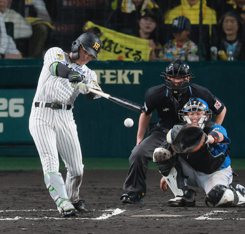 セ・パ交流戦　阪神対日本ハム2回戦　阪神対日本ハム　6回裏阪神2死、安打を放つ高寺望夢（撮影・上山淳一）