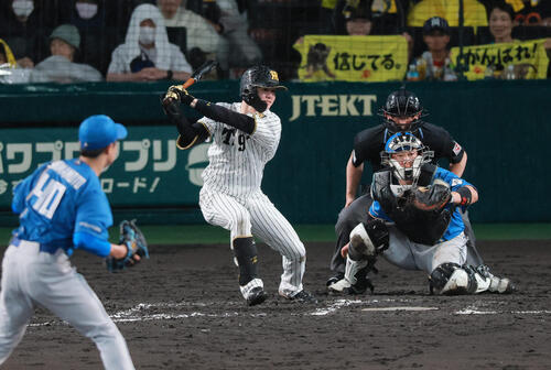 セ・パ交流戦　阪神対日本ハム2回戦　阪神対日本ハム　7回裏阪神無死、中野拓夢は安打を放つ。投手島本浩也（撮影・上山淳一）