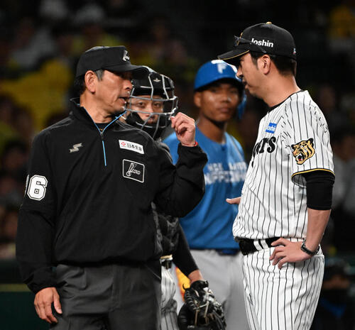 セ・パ交流戦・阪神対日本ハム2回戦　阪神対日本ハム　5回表日本ハム2死一、三塁　捕手坂本誠志郎の悪送球となったプレーに対して抗議する藤川球児監督（右）（撮影・石井愛子）