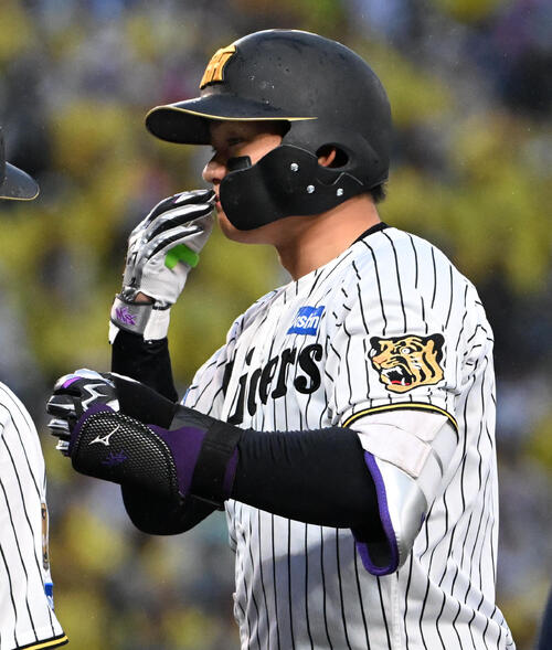 セ・パ交流戦・阪神対日本ハム2回戦　阪神対日本ハム　3回裏阪神2死一塁　森下翔太は安打を放ちベンチに投げキッスをする（撮影・石井愛子）