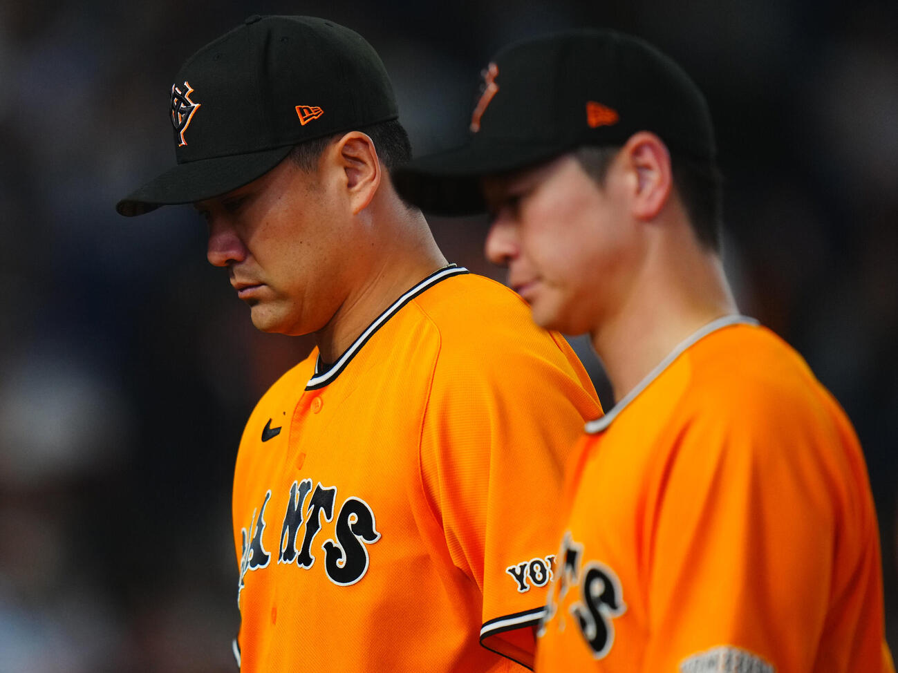 交流戦　巨人対ソフトバンク　ソフトバンクに敗れうつむく巨人田中将大（左）と中川皓太（撮影・垰建太）
