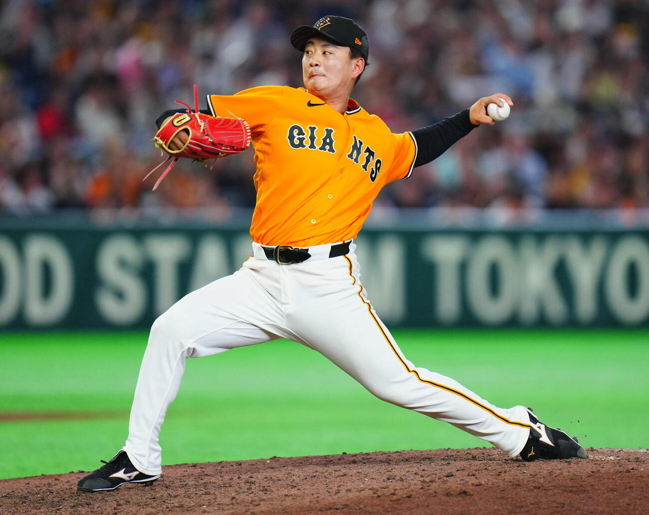 交流戦　巨人対ソフトバンク　9回表、巨人5番手で登板し力投する宮原駿介（撮影・垰建太）