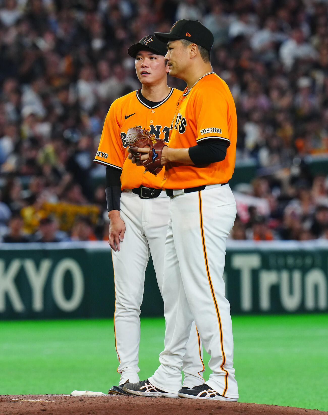 交流戦　巨人対ソフトバンク　5回表ソフトバンク2死満塁、近藤健介に押し出しの四球を与えた田中将大（右）に声をかける坂本勇人（撮影・垰建太）
