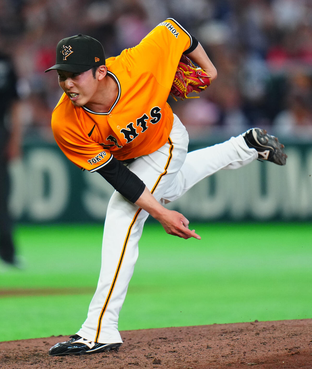 交流戦　巨人対ソフトバンク　6回表、巨人2番手で登板し力投する赤星優志（撮影・垰建太）