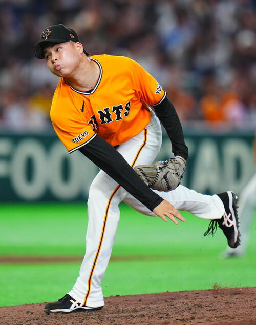 交流戦　巨人対ソフトバンク　7回表ソフトバンク2死一、二塁、巨人4番手で登板し力投する田和廉（撮影・垰建太）