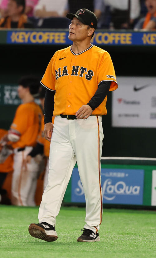 巨人対ソフトバンク　選手交代を告げる巨人橋上秀樹監督代行矢（撮影・野上伸悟）