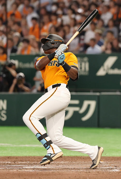 巨人対ソフトバンク　6回裏巨人2死、代打で中飛二倒れるフリアン・ティマ（撮影・野上伸悟）