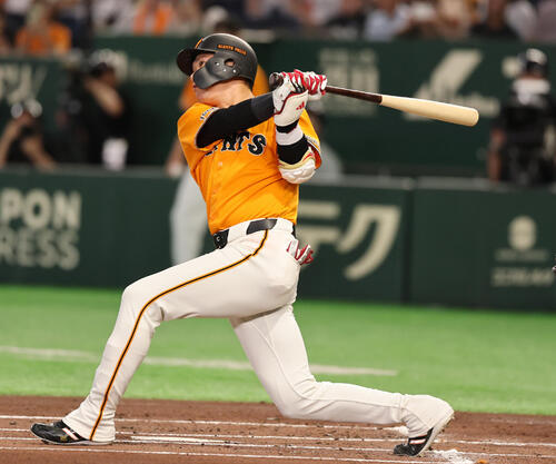 巨人対ソフトバンク　1回裏巨人2死、二塁打を放つ坂本勇人（撮影・野上伸悟）