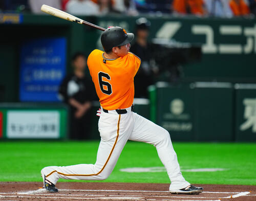 交流戦　巨人対ソフトバンク　1回裏巨人2死、左翼に二塁打を放つ坂本勇人（撮影・垰建太）