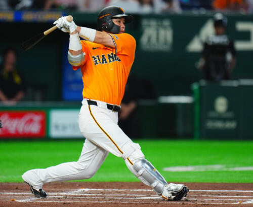 交流戦　巨人対ソフトバンク　2回裏巨人無死、右翼に二塁打を放つ大城卓三（撮影・垰建太）