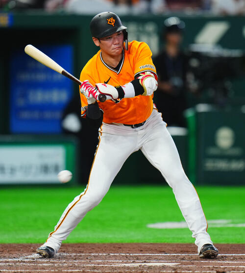 交流戦　巨人対ソフトバンク　3回裏巨人1死二塁、四球を選ぶ坂本勇人（撮影・垰建太）