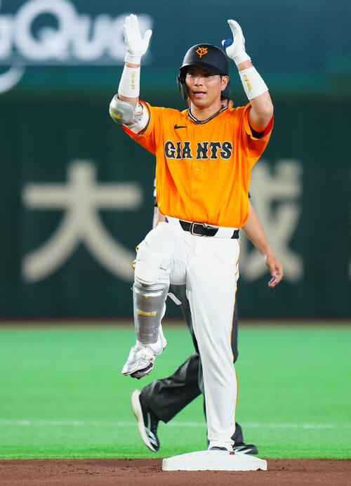 交流戦　巨人対ソフトバンク　2回裏巨人無死、右翼に二塁打を放ちポーズを決める大城卓三（撮影・垰建太）