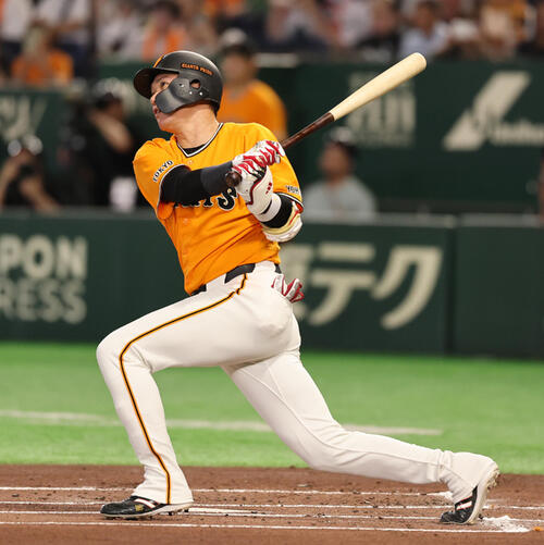 巨人対ソフトバンク　1回裏巨人2死、二塁打を放つ坂本勇人（撮影・野上伸悟）