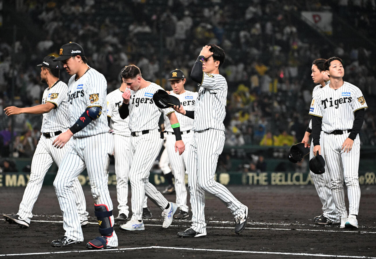 阪神対日本ハム　日本ハムに負け肩を落とす阪神ナイン（撮影・石井愛子）