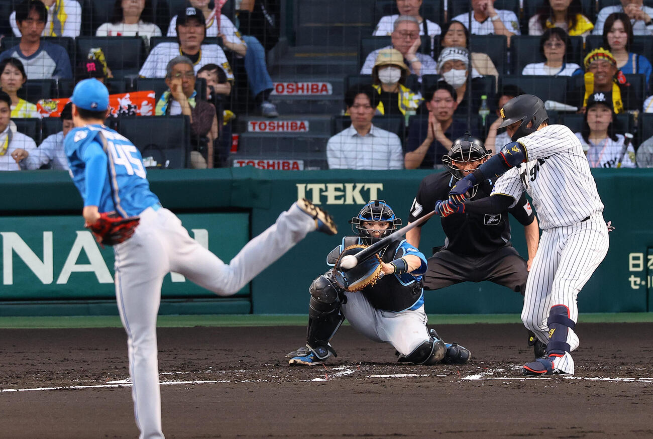 阪神対日本ハム　1回裏阪神2死一、二塁、大山悠輔は先制適時打を放つ（撮影・上田博志）